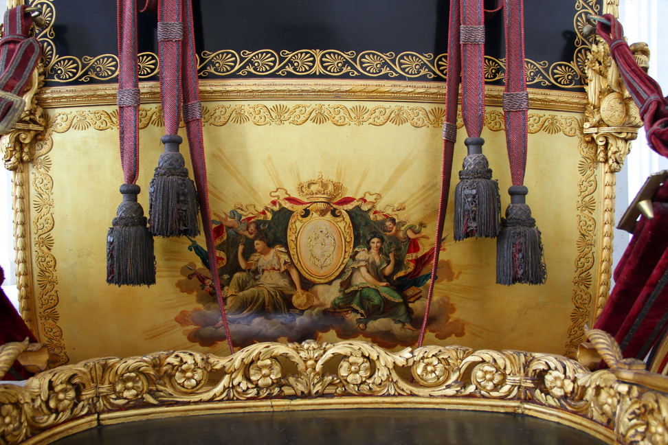 Carrozze Reali_048.JPG - sugli spigoli sono trofei a tutto tondo: quelli superiori presentano gli stemmi del Regno di Sardegna.